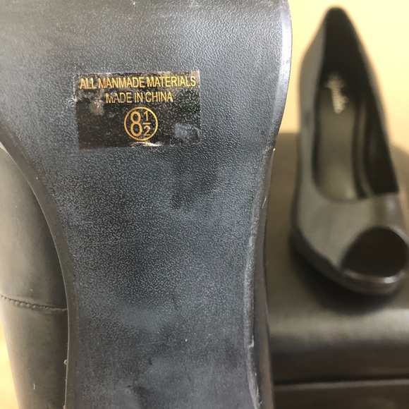 Black Leather Stilettos, Size 8.5 - Picture 6 of 6